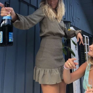 Klänning  - Olivgrön klänning från bik bok med jätte fina smockade detaljer! Andvänd fåtalgånger och i mycket fint skick🤩 strl S (frakt tillkommer🥰) 