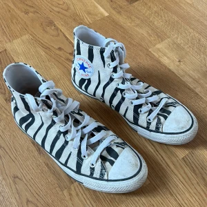 Zebra converse  - Supercoola zebra converse som inte riktigt längre är min stil❤️ Rätt stora i storleken så hade även passat om du har 41. Lite smuts på tån men annars är de väldigt sparsamt använda! Går bort i tvätten🥰