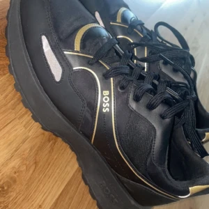 Hugoboss skor - Säljer ett par äkta hugo boss skor pga att min sambo inte använder dom, endast använda en dag så dom är i nyskick