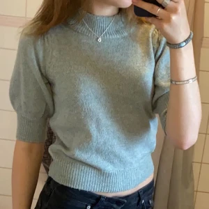 Grön trekvarts ärmad tröja - Säljer denna jättefina gröna tröja ifrån JDY💕säljer pga att den inte kommer till användning o den e använd en enstaka gång så den är i bra skick💕skriv privat för fler frågor. Pris kan diskuteras💕