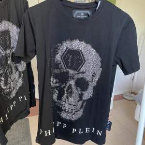 Sjukt fet exklusiv rhinestone T Shirt från Philipp Plein! En t shirt alla rhinestone fsntaster måste ha! Garanterat att du får många beundrande blickar när du rör dig ute med denna tröja. Finns i både S&M Mvh  Designerdripplug  Insta:Designerdripplug.nu