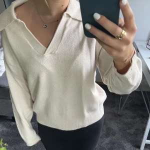 Stickad tröja med krage  - Super fin biege stickad tröja med krage. Hittar inte storleken men har för mig att den är S. Skriv privat för flera frågor. Köparen står för frakten🫶🫶