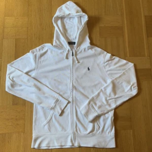 Ralph lauren zip tröja - En vit Ralph lauren zipup tröja i bra skick , köptes denna sommaren för 1600 på rea på boozt. Har inte kommit till användning eftersom den är lite för stor för mig . Storlek M. Mitt pris är 849.