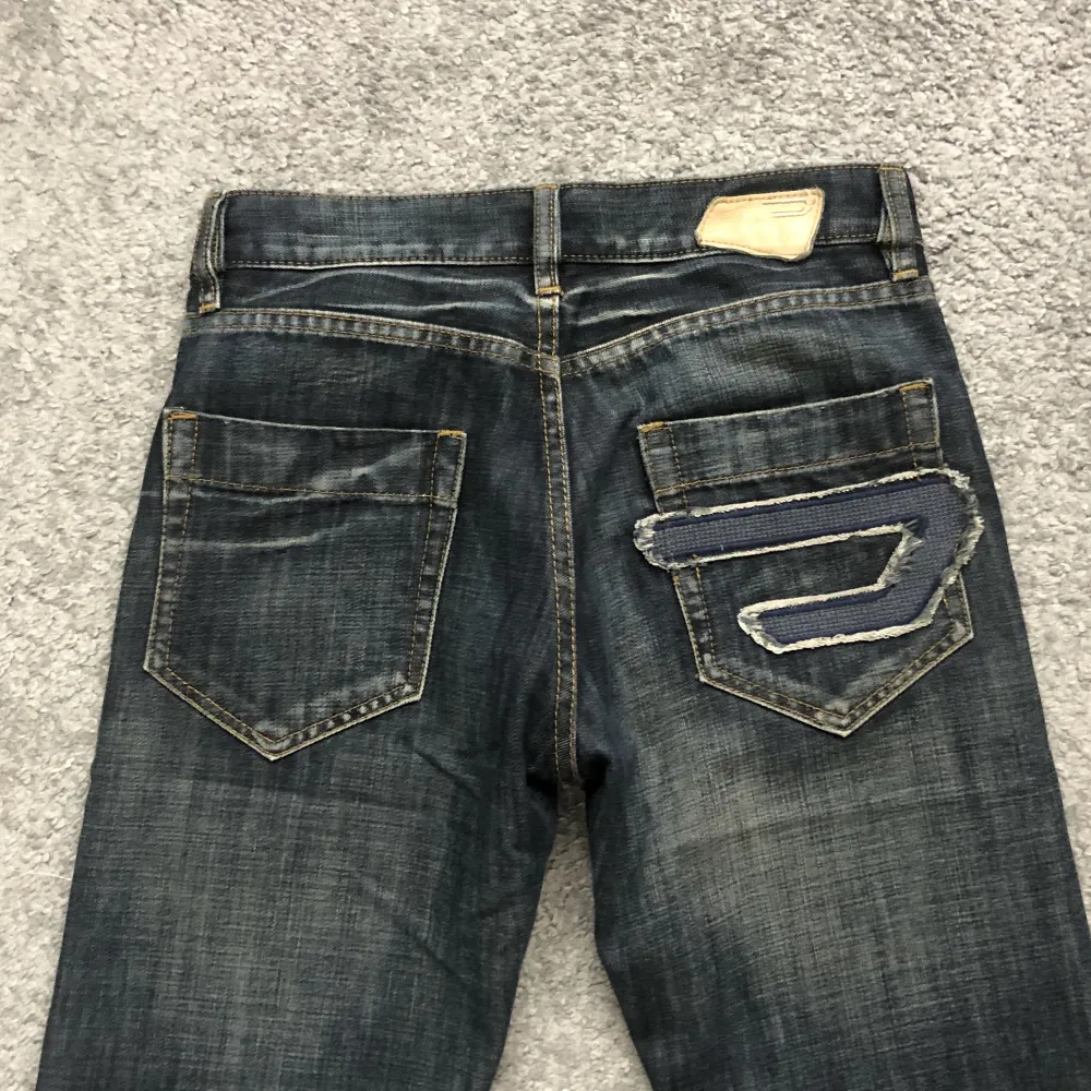 Diesel Jeans med snygg detalj på bakfickan. För stora för mig. Köpta second hand. Storlek 28. . Jeans & Byxor.