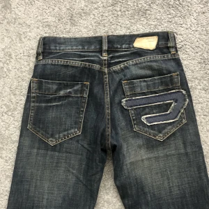 Diesel Jeans - Diesel Jeans med snygg detalj på bakfickan. För stora för mig. Köpta second hand. Storlek 28. 