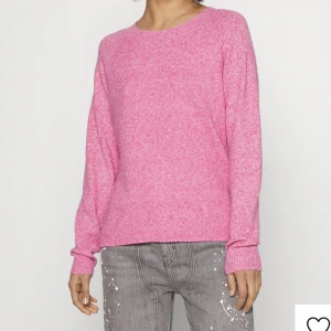 Stickad tröja  - Säljer min stickade tröja från Vero Moda i storlek M! Väldigt bra skick 