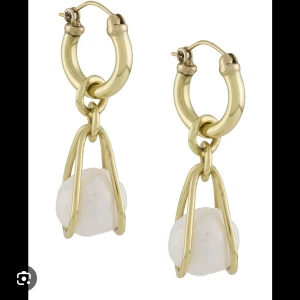 Ellery örhängen  - Säljer dessa fina pärl örhängen från Ellery. Örhängena är guldfärgade i 100% brass. Inköpta på Nathalie Schuterman för 2995kr. Dom är i bra skick, men guldfärgen har svagnat på vissa ställen. 