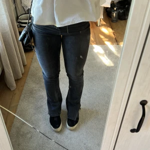 Gråa bootcut jeans - Säljer nu mina jeans från Zara i storlek 36. Köpta ungefär ett år sedan men bara använd två gånger då dom är lite för långa för mig som är 164cm lång. Slits nedtill på utsidan. Nypris 399kr🩵