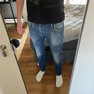Replay jeans - Säljer ett par riktigt snygga replay jeans för ett bra pris! Dom är i modellen anbass och är hyperflex. Använda lite grann. Skick:7,5/10 Nypris: 1800