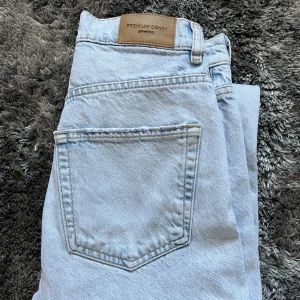 High waist jeans, Gina Tricot  - Jeansen är ett bra skick, dem är knappt använda. köptes för lite mer än ett år sedan från Gina Tricot. Ordinarie pris; 500 kr.