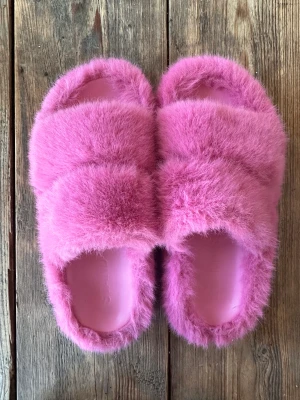 Stand Studio tofflor - Näst intill oanvända rosa tofflor från Stand Studio.  Fauxfur och läder. 