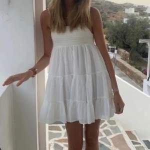 Jätte söt vit zara klänning som är slutsåld, köppt förra sommarn och inga slitningar , använt ett fåtal gånger