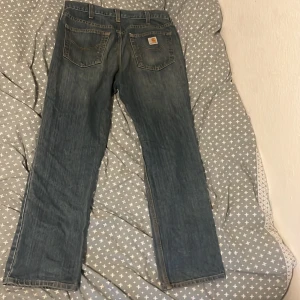 Carhartt byxor  - Carhartt byxor som aldrig använts för de är för stora för mig. Köpte dessa byxor för 650kr men säljer de för 450kr men priset kan diskuteras. Storleken på de är midjan 36 och längden 30. Byxorna är lite baggy men inte för mycket de går perfekt över skorn.