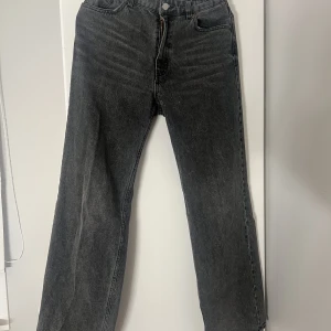 Svart/gråa jeans  - Säljer dessa jeans då dem är för stora för mig, jätte fina, inga hål, inga fläckar från monki
