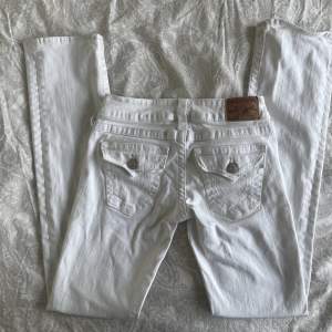 Säljer mina vita bootcut true religion jeans då dom tyvärr är för små för mig. Dom är jätte fina på❤️ Skriv för mer bilder eller frågor! 