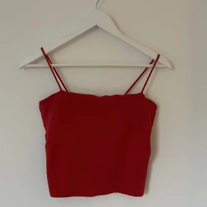 Röd topp - Röd topp från Gina. Strl M men mer som en S. 20 kr ❤️