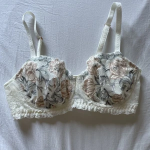 Bralette - Slutsåld bralette från intimissimi som är helt oanvänd och prislappen kvar. Storlek 75B