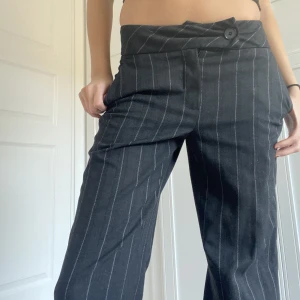 Utsvängda kostymbyxor - Så himla snygga kostymbyxor som är lite lowwaist💞