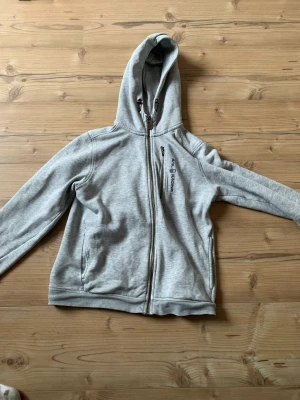 Sail racing zip up hoodie  - Den är väldigt skön och passar till många olika färgkombinationer, den är liten för sin storlek så jag söger typ att den passar till 146-152 