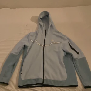 Nike tech fleece  - En snygg ljus blå tech flecce, hyfsat bra skick ändå dåliga är att de är en liten fläck på ryggen, kan man nog tvätta bort. En till nackdel är att zipsen är lite dåliga
