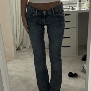 Lågmidjade jeans diesel  - Säljer ett par lågmidjade jeans från diesel som jag köpte på Plick. Dom säljs nu då dom inte kommer till användning längre. Passar personer som är ca 165 lång.  Det är bara att skriva vid eventuella frågor! 