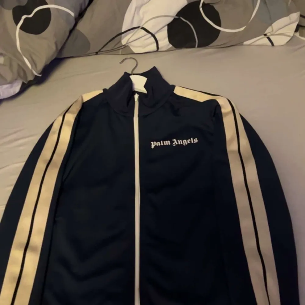 Nästan oanvänd marinblå palm angels zip i strl M. Originala taggar och påse, samt digitalt kvitto finns. Pris kan diskuteras vid snabb affär!. Hoodies.