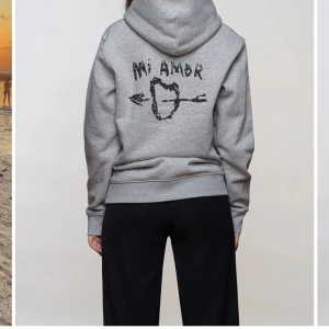 Mi Amor hoodie  - Jätte snygg och skön Mi Amor hoodie🥰 helt oanvänd då den ej kommer till användning. 