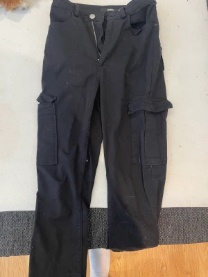 Svarta cargo - Svarta cargos från Bikbok, använda en del men inga skador eller liknande.
