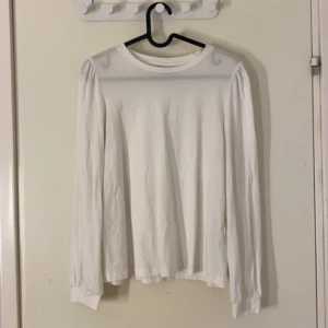 Tröja - Tröja ifrån veromoda/vila, använd få tal gånger. Köptes för över 300kr
