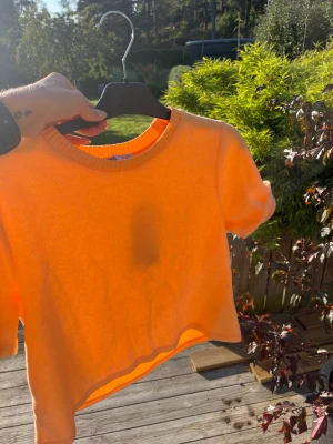 Zara t-shirt aprikos  - Säljer denna t-shirt som är lite tjockare från zara. Färgen blir lite missvisande på bild kutande är mer aprikos än orange. Har aldrig använt den så väljer att sälja den. Storlek L, men passar även S/M beroende på hur man vill den ska sitta.🧡🧡
