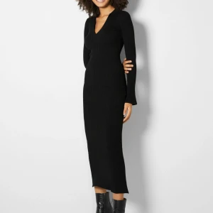 Stickad Långklänning  - Säljer ✨️ Helt Ny ✨️svart klänning. Den följer kroppen så fint! Säljer eftersom jag har två av samma 🫶