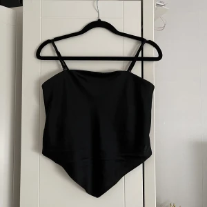 Topp - Väldigt snygg topp men tyvärr för liten. 