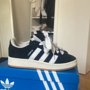Adidas Campus 00 black - Säljer nu dessa älskade skor då de är lite små på mig eftersom jag egentligen har 37. Men då jag köpte de på selfridges i london går de ej att lämna tillbaka De är i storlek 35,5 men skulle säga att de passar nån med storlek 36-36,5. Kvitto och box finns.