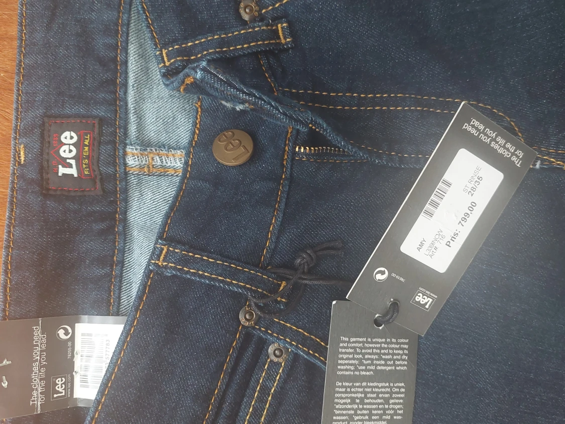 Lee Jeans, nya med prislappar, mörkblå, str 28/35, rak modell, mycket fina