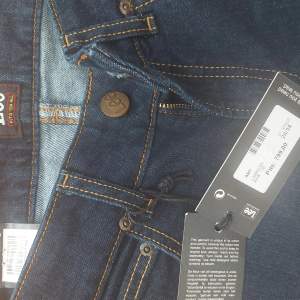 Str 28/35, Lee jeans, nya med prislappar