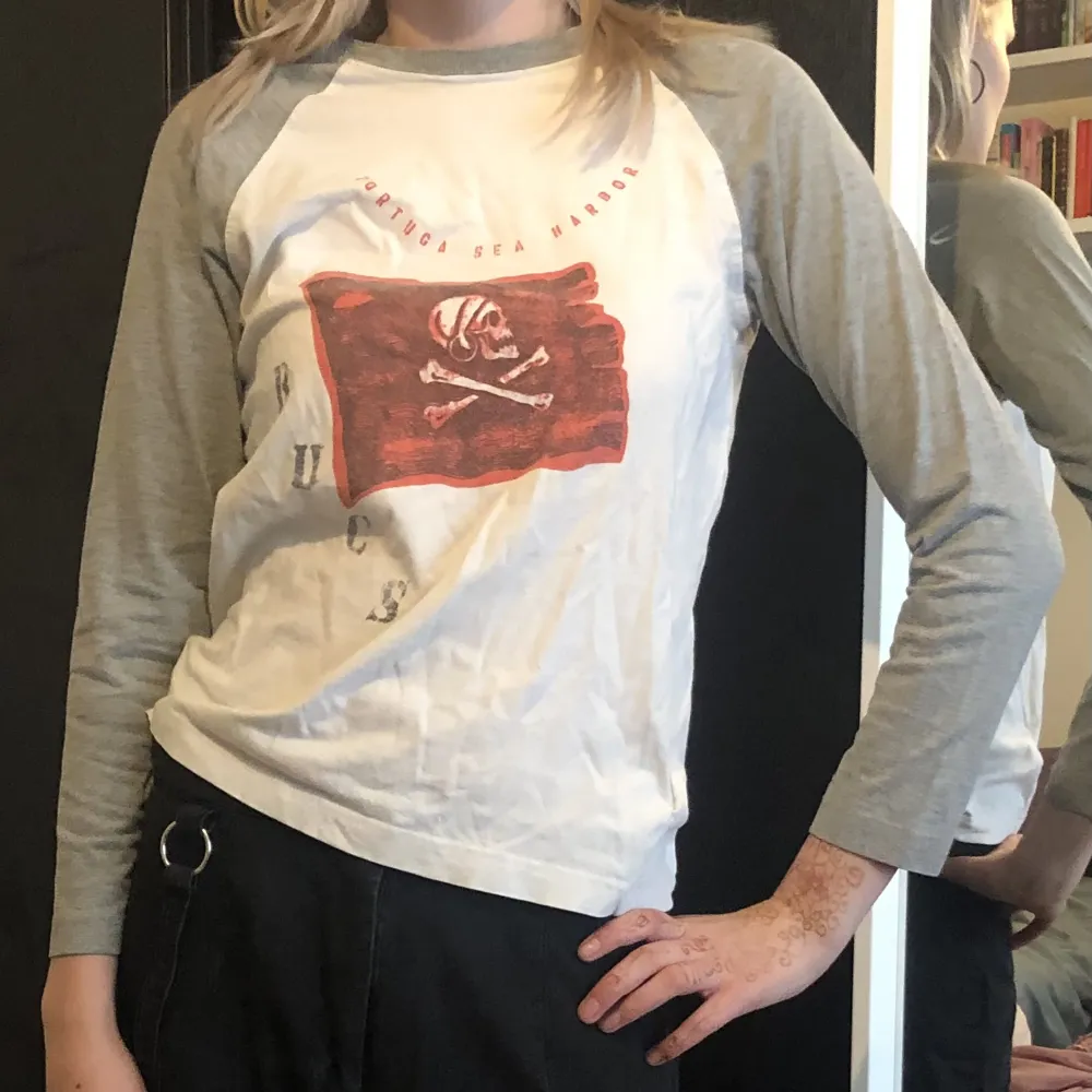 En helt stylad outfit utav migsjälv  Unisex Storlek M/S på tröjan och byxorna. Ingår svarta ring örhängen.. Övrigt.