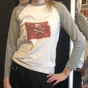 Outfit Set - En helt stylad outfit utav migsjälv  Unisex Storlek M/S på tröjan och byxorna. Ingår svarta ring örhängen.