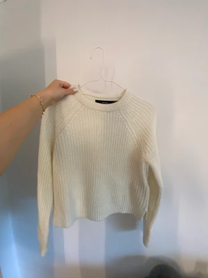 Veromoda tröja  - Säljer denna stickade veromoda tröjan då jag knappt använt den💖 fin enkel höst tröja med en liten slits på sidan TRYCK EJ KÖP NU