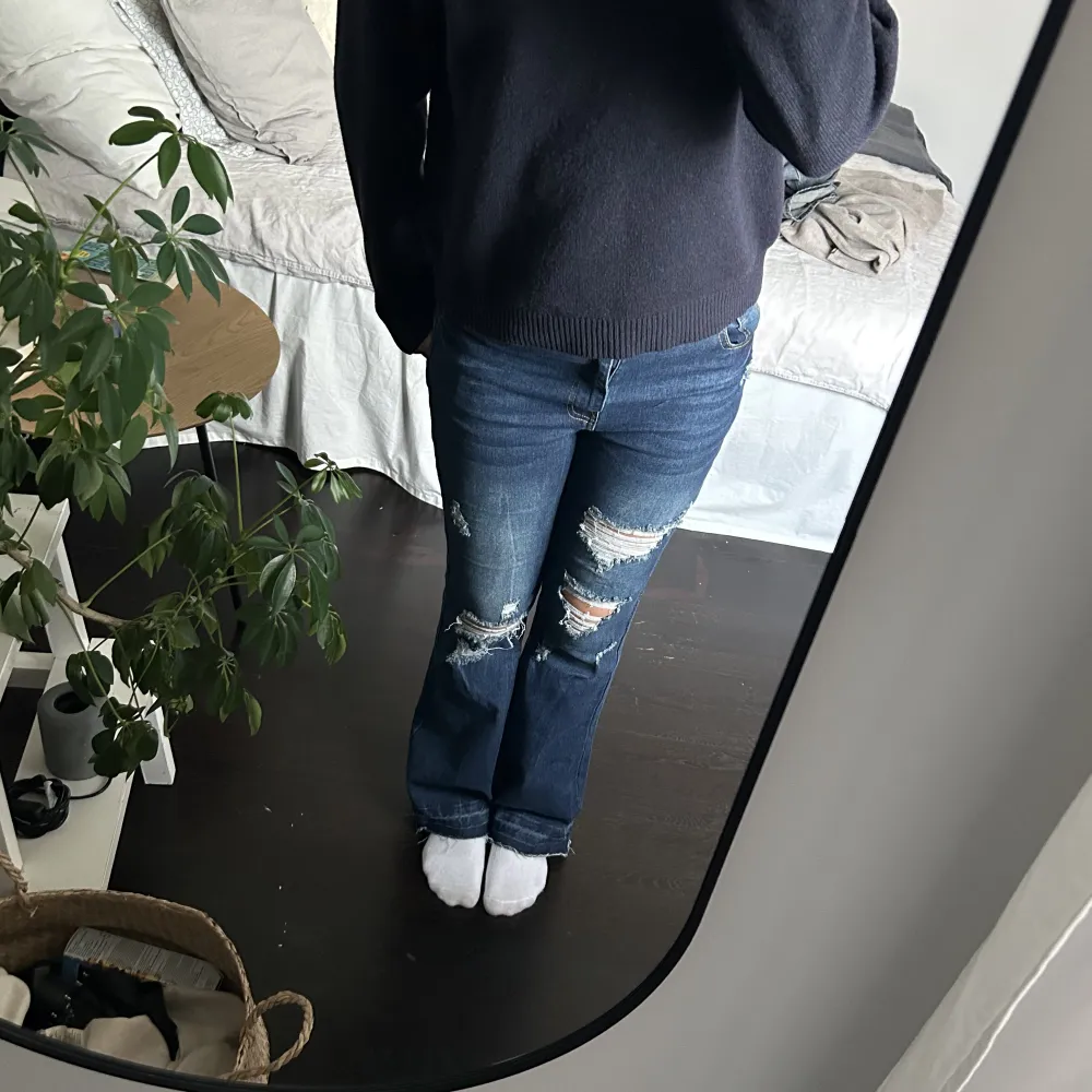 Ett par jättefina boot cut jeans med hål, intressekoll då jag vill se om jag kan få något för dem❤️är öppen för byte . Jeans & Byxor.