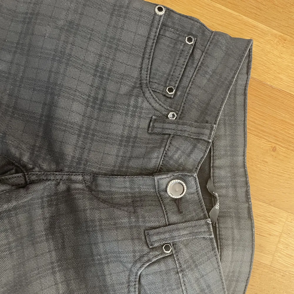 Coola och unika svarta jeans med ett rutmönster. Även snygga ”kristall” liknande knappar.  Raka med lågmidja. . Jeans & Byxor.