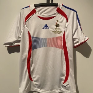 Retro fotbolls tröja 2006 frankrike - Retro frankrike tröja 2006 använt den några gånger men den är fortfarande i jätte bra skick det är storlek S men passar som M skriv för mera bilder 