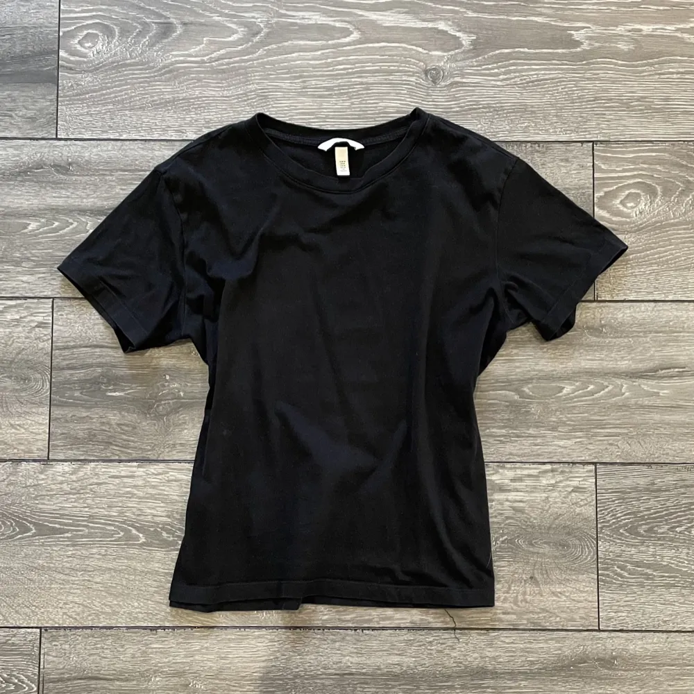 En svart t-shirt från h&m i storlek medium. Den är knappt använd och är i toppskick! Tveka inte att höra av er vid frågor eller för fler bilder💖. T-shirts.
