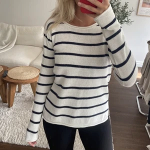 Finstickad tröja - Säljer denna superfina tröja från Lindex🫶🏻🫶🏻 (lånad bild) Skriv privat för fler bilder