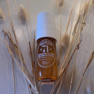 Sol janeiro !! - De här är en sol janeiro parfym i doft 71. Den är använde 3-4 gånger men den här parfymen va ingen ting för mig. Jag hade velat haft den i doft 62💗