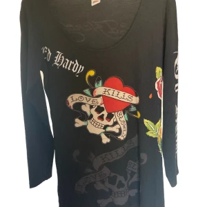 Ed hardy tröja  - Säljer denna ed hardy tröjan pga får inte användning av den. Bra skick 💕 Går även att använda som en lite kortare klänning om man är kort. Se ärmen bild 3