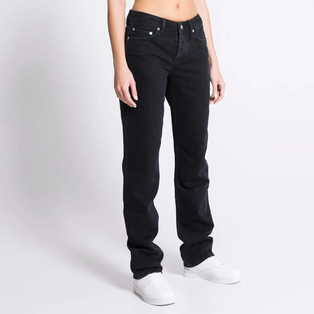 säljer dessa super snygga lågmidjade jeans från lager 157💕💕använda väl men inga defekter. kontakta mig om du vill ha fler bilder💗nypris 400kr. Jeans & Byxor.