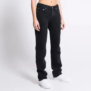 säljer dessa super snygga lågmidjade jeans från lager 157💕💕använda väl men inga defekter. kontakta mig om du vill ha fler bilder💗nypris 400kr