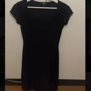 Detta är en klänning ifrån boohoo som aldrig kommit till användning. Den är i storlek 36 och aldrig använd. Skriv för mer frågor eller bilder 💗
