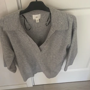 Stickad kortärmad tröja - En stickad kofta kortärmad tröja som är som ny!. Använt 2 gånger och i mycke fint skick. Hör av er om ni har frågor eller vill köpa☺️