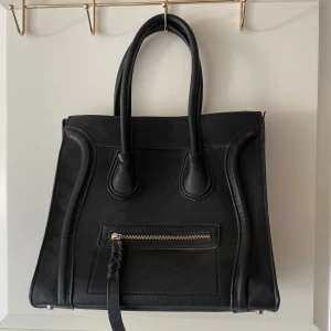 Giuliano väska - Säljer denna fina väska. Den är i bra skick förutom att den är något sliten på ena handtaget.